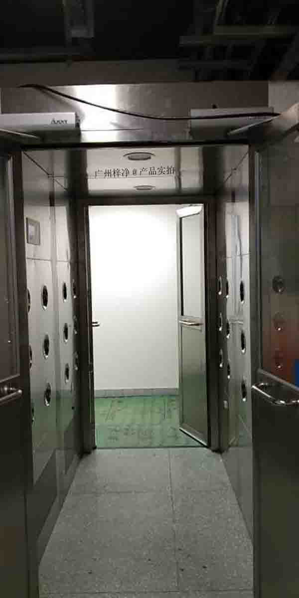 全自動風淋室箱體主材及外形尺寸可根據(jù)客戶要求定制 全自動風淋室箱體主材及外形尺寸可根據(jù)客戶要求定制