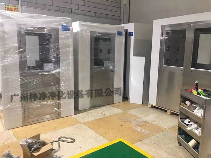 風淋室作為一種重要的凈化設備,廣泛應用于無塵室、電子、制藥等行業(yè)。 風淋室作為一種重要的凈化設備,廣泛應用于無塵室、電子、制藥等行業(yè)。