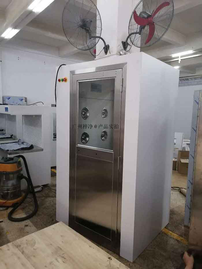 定期檢查風(fēng)淋室的各個部件,如門密封、風(fēng)速、風(fēng)量和控制系統(tǒng),確保其正常運(yùn)行。 定期檢查風(fēng)淋室的各個部件,如門密封、風(fēng)速、風(fēng)量和控制系統(tǒng),確保其正常運(yùn)行。