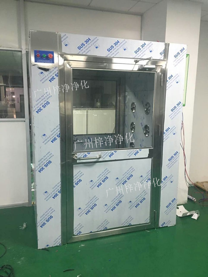 防爆風淋室是指風淋室的電機、指示燈、照明燈、接線管必須嚴格按照防爆標準