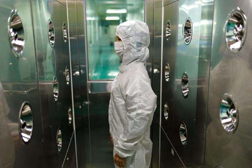 風(fēng)淋室和貨淋室吹淋過(guò)程產(chǎn)生的灰塵通過(guò)三重機(jī)制實(shí)現(xiàn)定向處理。